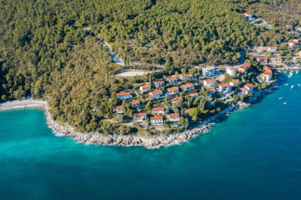 Apartment By The Sea- Santa Marina Raša Exterior foto